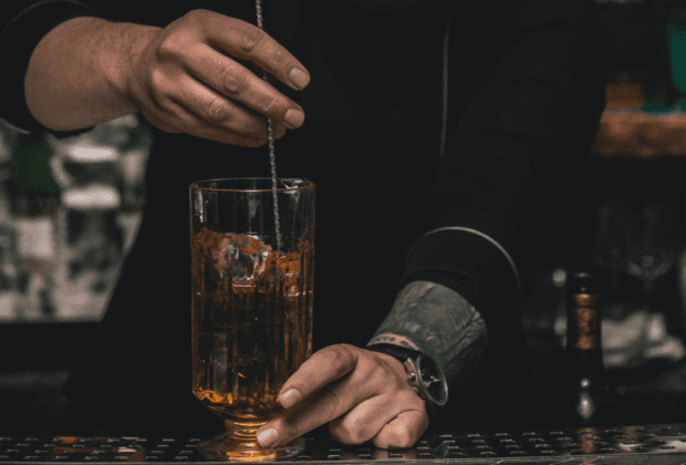 Put profesionalnog barmena – kako izgraditi uspešnu karijeru u bartendingu 16 barmen