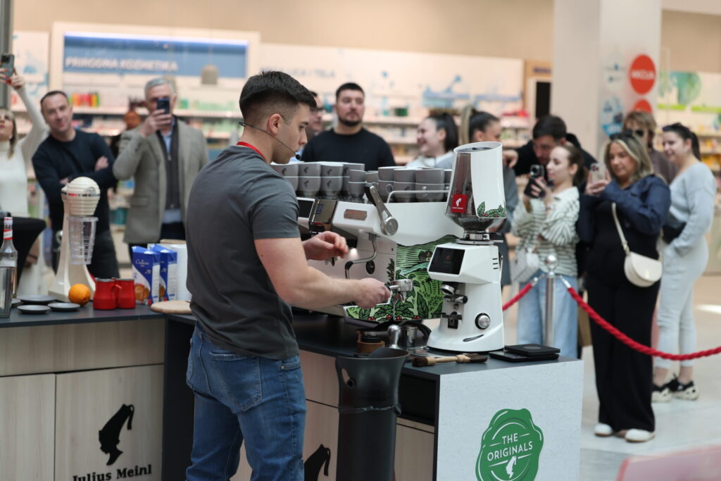 Baristi tokom takmičenja u pripremi kafe