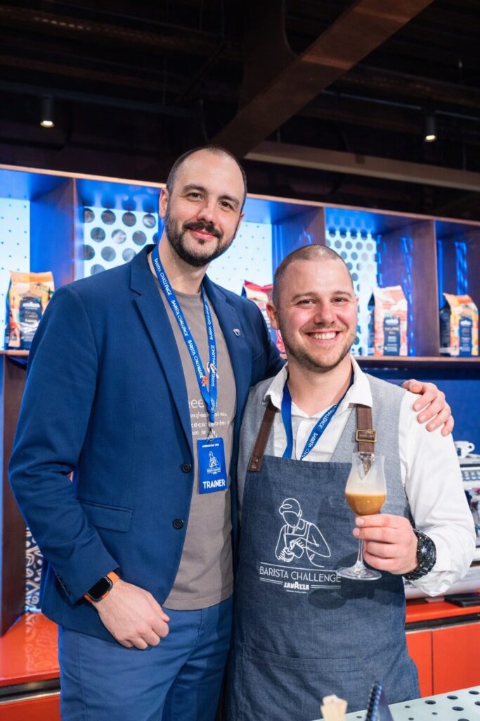 Lavazza Barista Challenge: Milan Crnomarković od Inđije do međunarodnog finala u Torinu 1 Vladimir Pluškoski i Milan Crnomarković tokom priprema za Lavazza Barista Challenge
