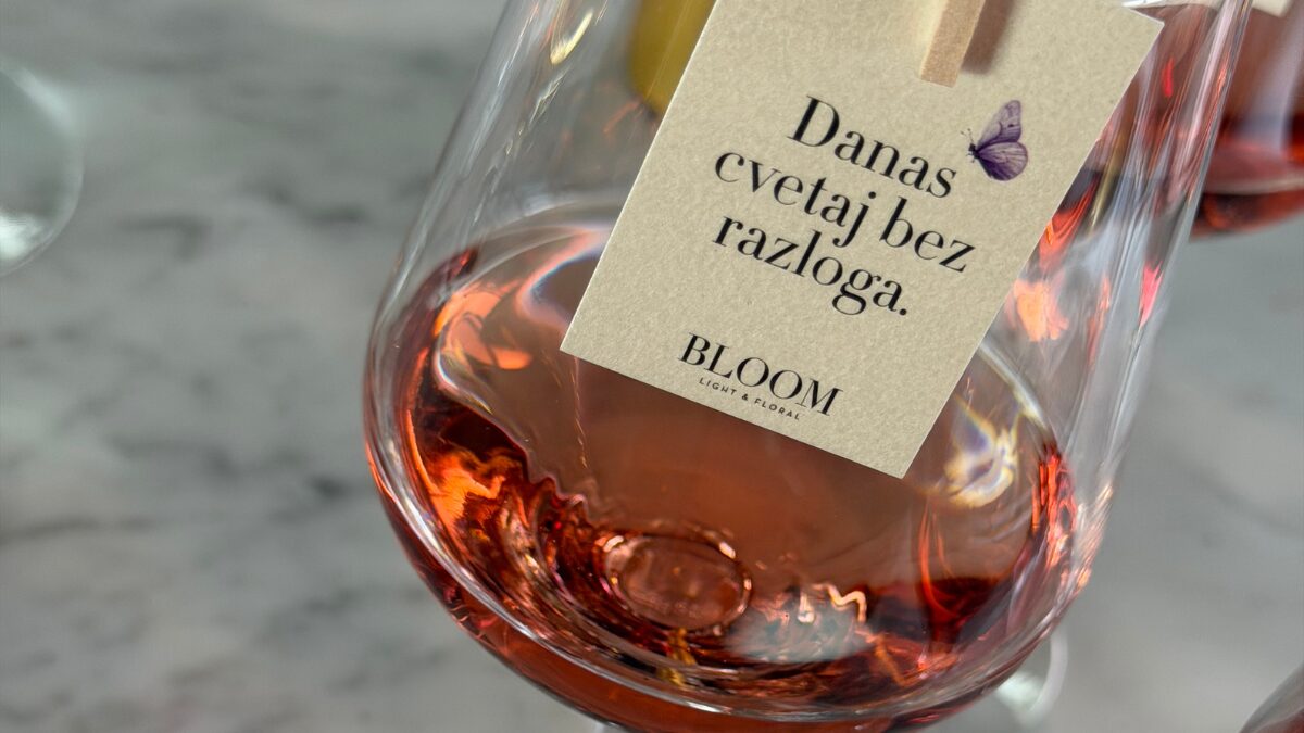 bloom flavoured rose wine