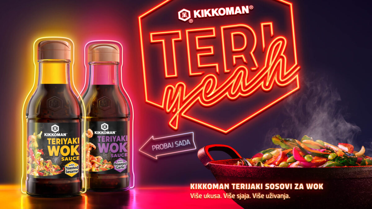 Kikkoman Teriyaki Wok sosovi sa tostiranim susamom i pečenim belim lukom, uz pripremljeno povrće u woku.